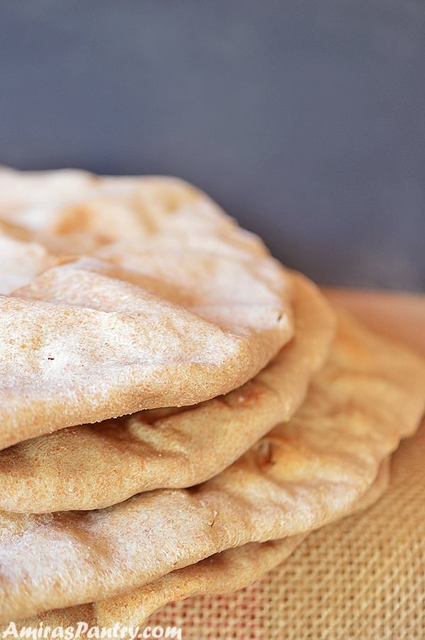 Una pila de pan plano sin levadura.