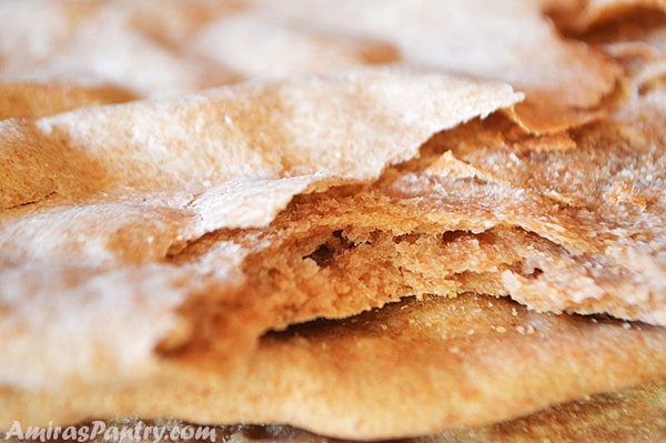 Ongezuurd plat brood gesneden om de textuur te laten zien.