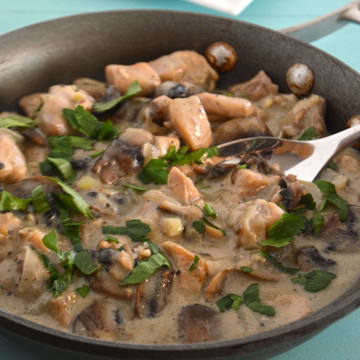 Easy Mushroom Chicken (One Skillet Recipe) - Amira's Pantry