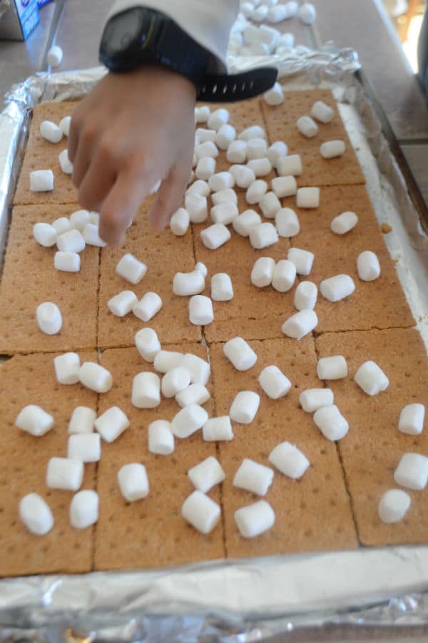 A photo showing a pan with biscuits and Marshmallow