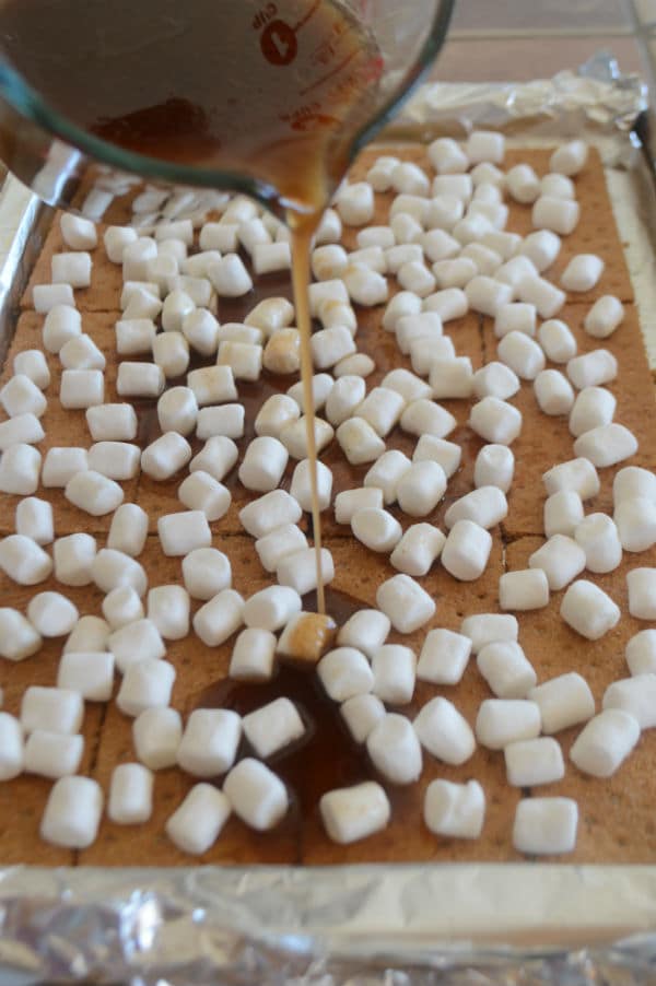 A photo showing a pan with biscuits, Marshmallow and syrup