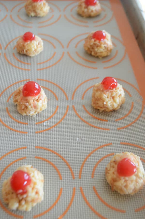 A cooking sheet, with Macaroon balls and a berries