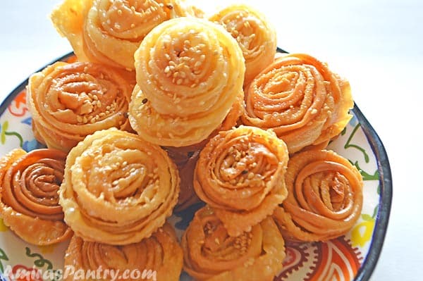 A plate of food with a Tunisian dessert cookies