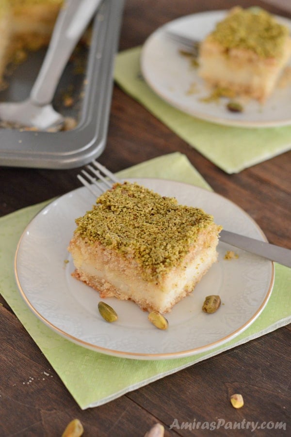 Un pezzo di torta su un piatto, con semolino e pistacchio