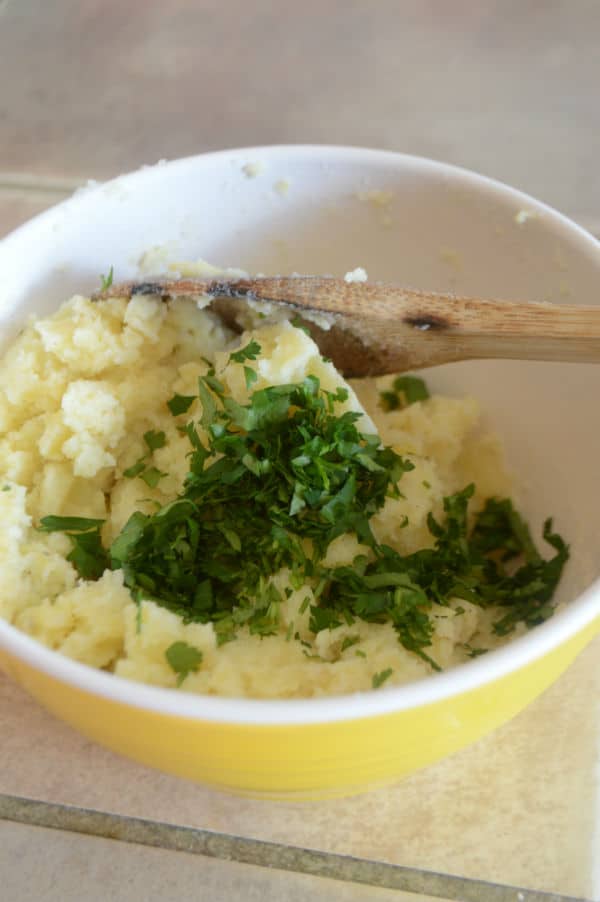 Mashed potato in a bowl with parsely.