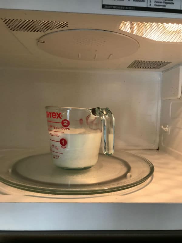 A photo with glass jar in microwave