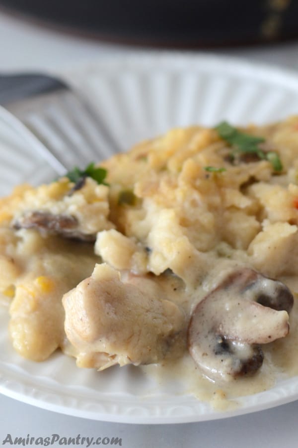 Ein Teller voller Essen, mit Huhn und Kartoffelpüree