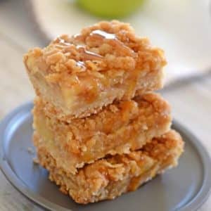 Lähikuvassa ruokaa lautasella: Apple crisp bars