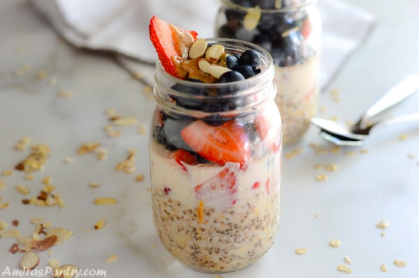 Berry Overnight Cold Oats Recipe - Amira's Pantry