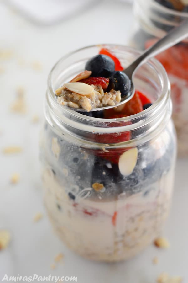 Berry Overnight Cold Oats Recipe - Amira's Pantry