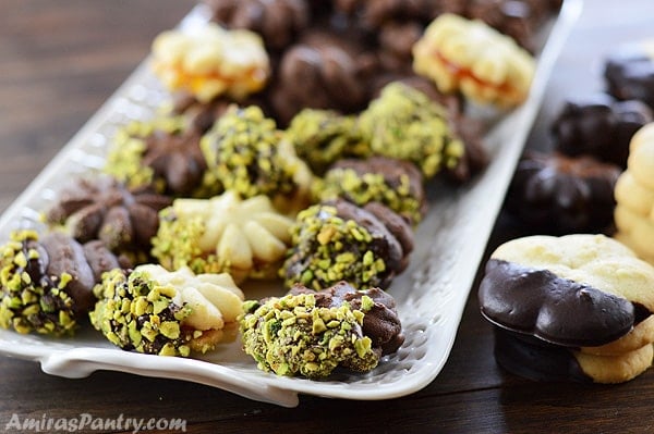 A close up of betefour dessert cookies on a plate