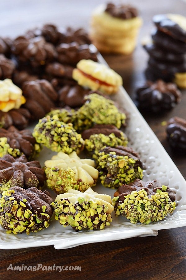 A close up of betefour dessert cookies on a plate