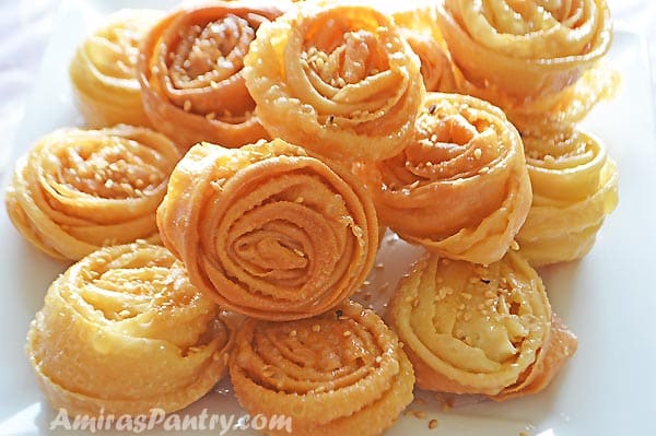 A plate of food with a Tunisian dessert cookies