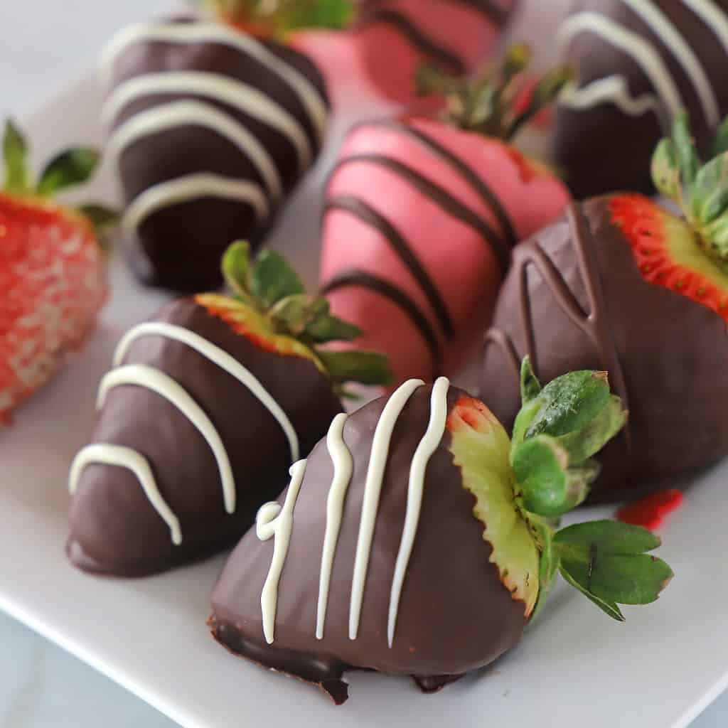 Chocolate and White Chocolate Covered Strawberries - Amira's Pantry