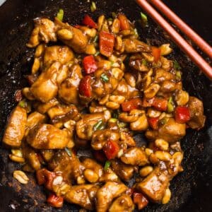 A pan with chicken kung pao.