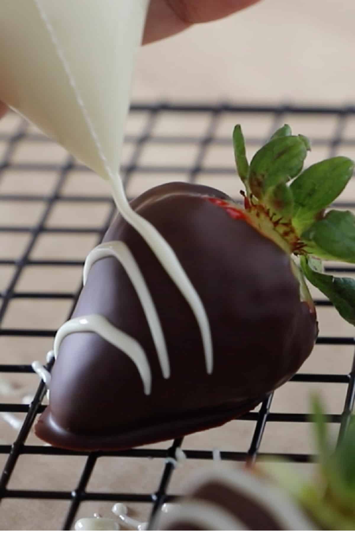 An images showing how to decorate chocolate strawberries.