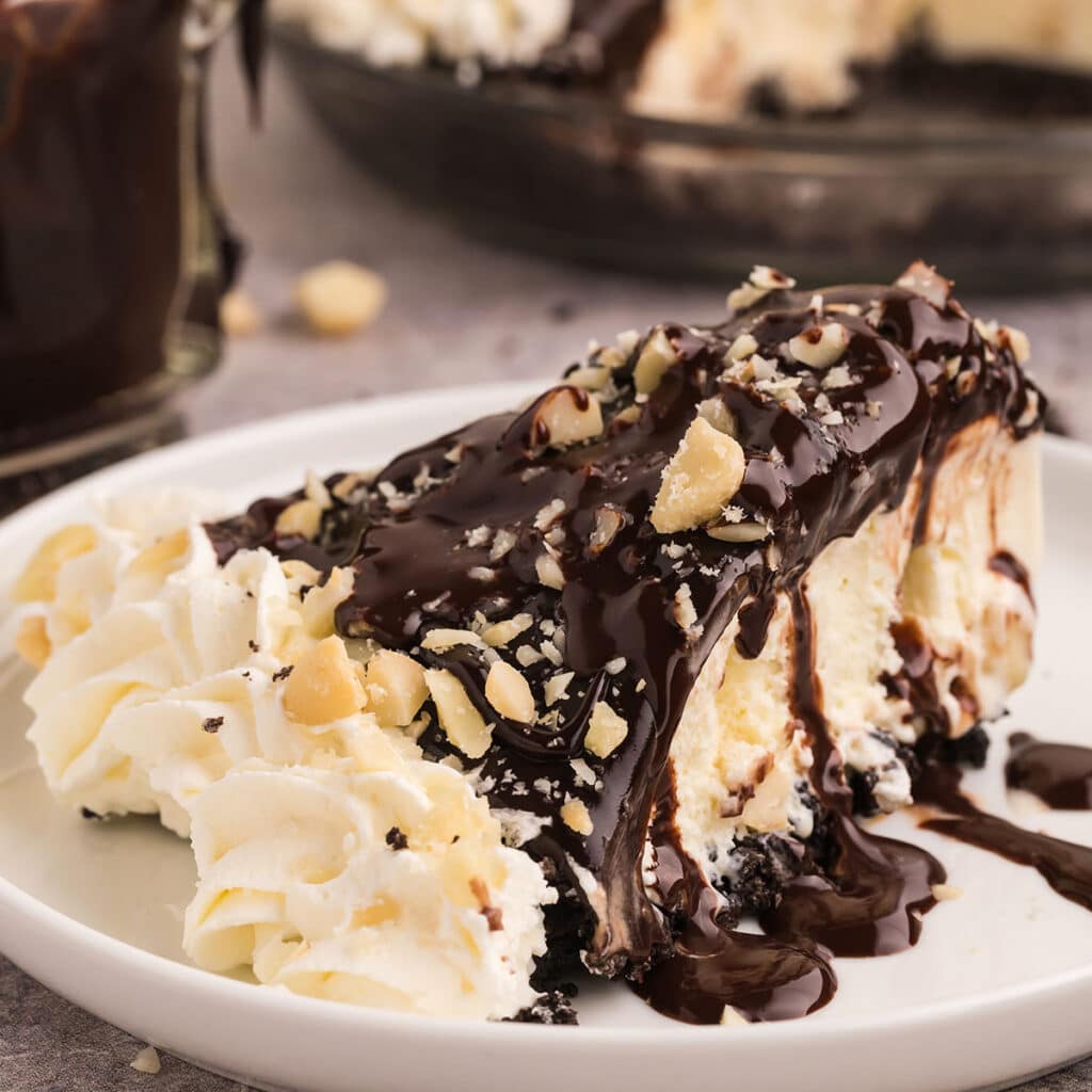 Hula Pie (Copycat Duke's Ice Cream Pie Recipe) - Amira's Pantry