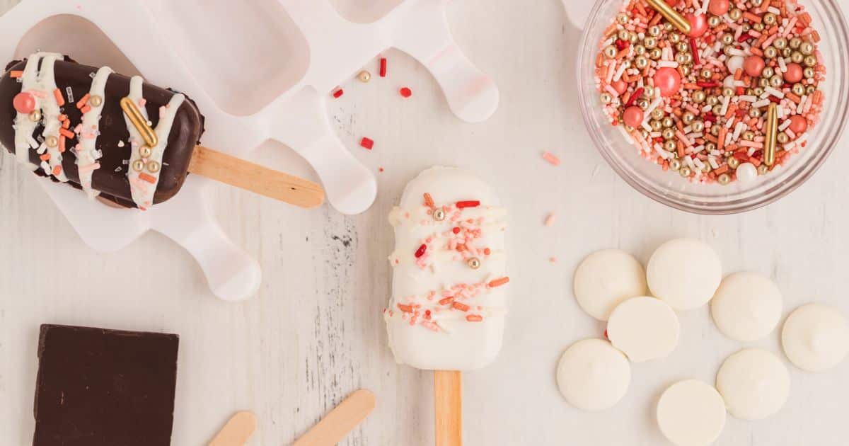 How to Make Easy Cake Popsicles (Cakesicles Recipe) Amira's Pantry