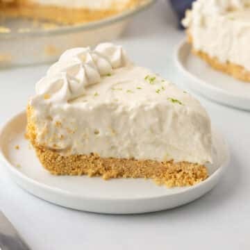 A side view of a piece of key lime pie.
