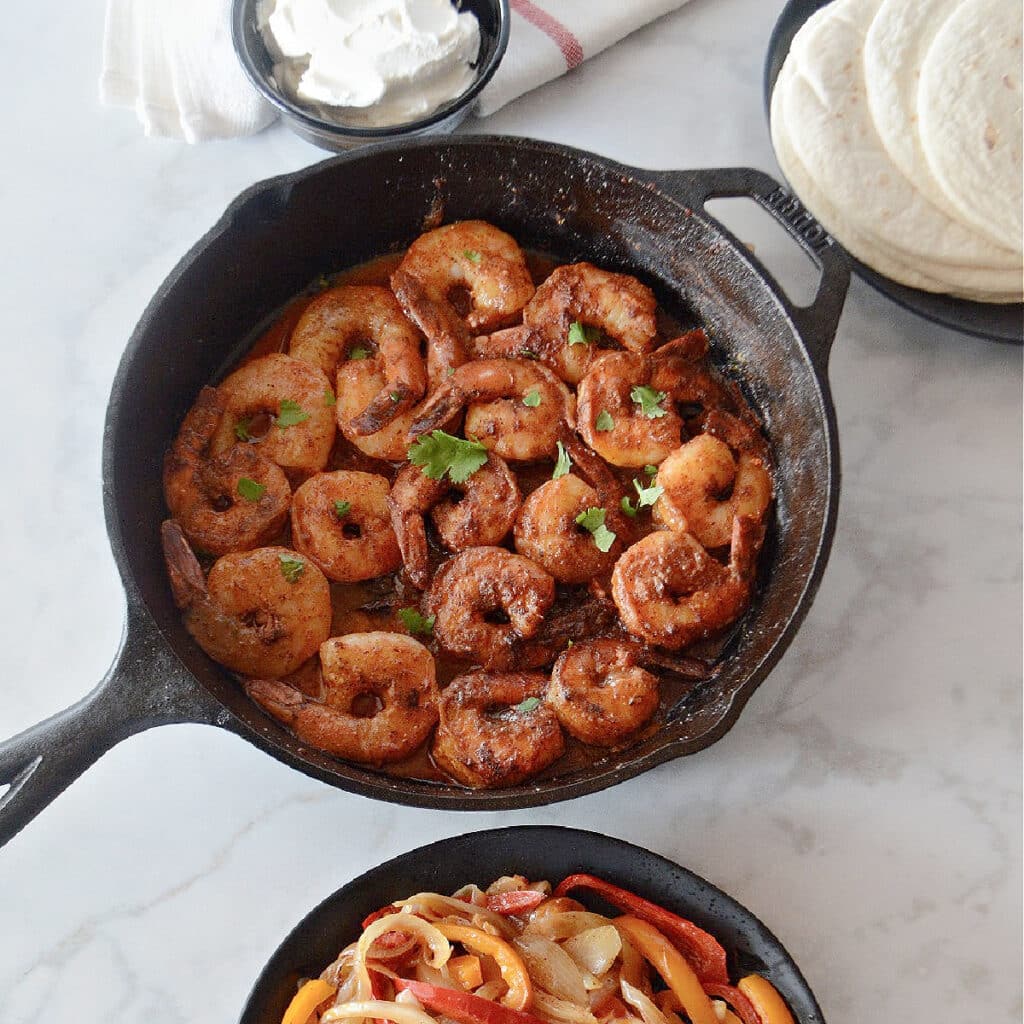 Easy Shrimp Fajitas Recipe (One Skillet Dinner) - Amira's Pantry