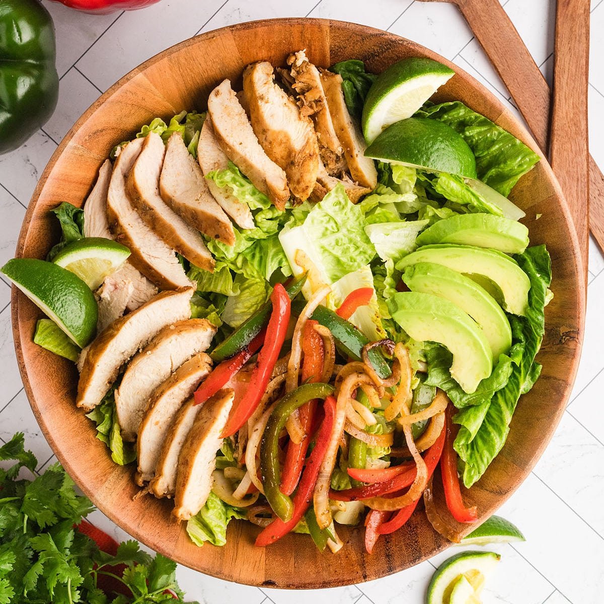 Chicken Fajita Salad Recipe (Easy and Healthy) - Amira's Pantry