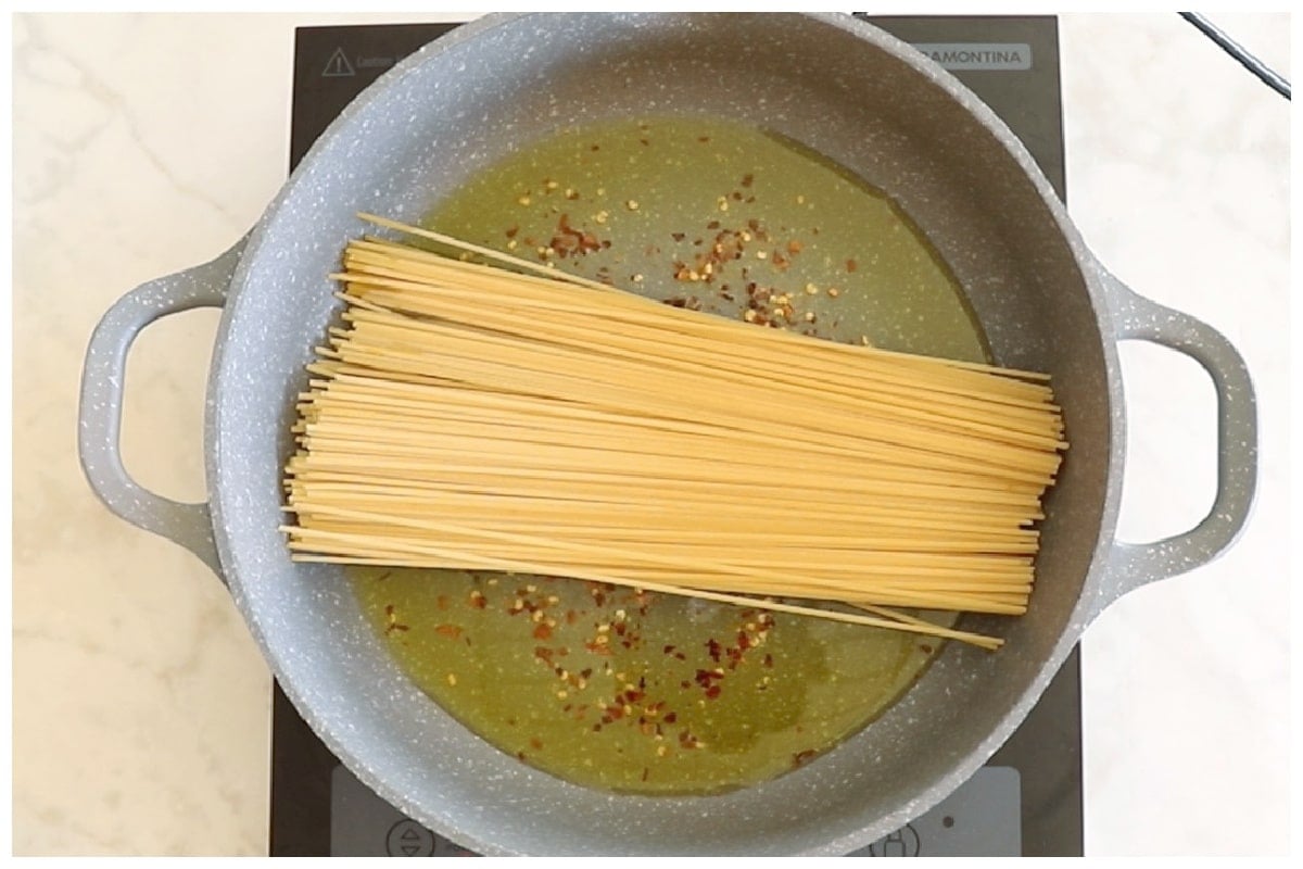 Spaghetti in the pan.