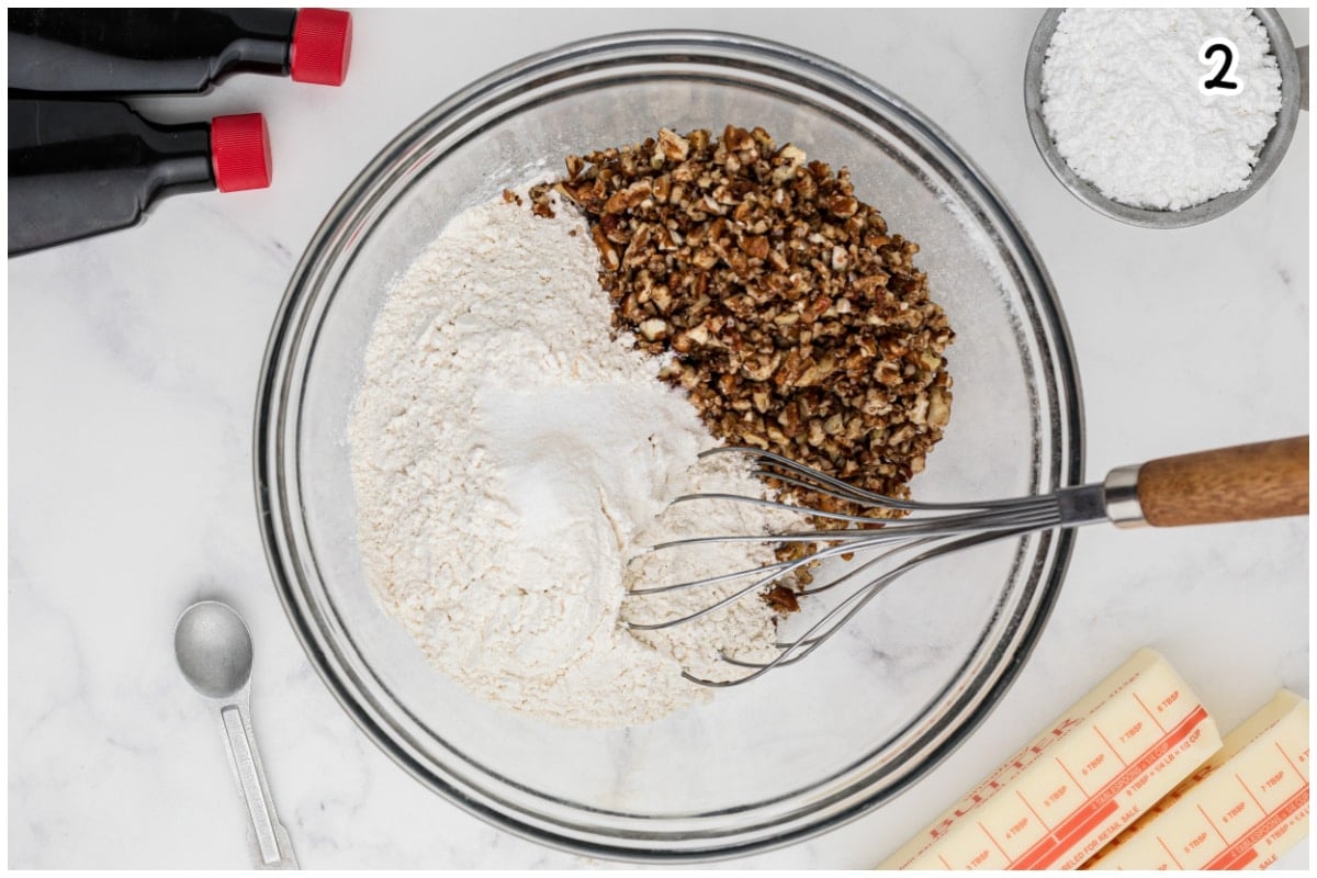 A bowl of the cookies dry ingredients.